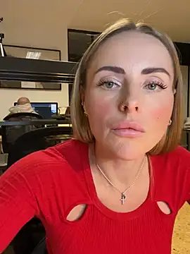 Snapshot of EmaSalis chatting on March 6, 7:32 pm EmaSalis online show from March 6, 7:32 pm