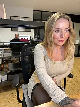 Snapshot of EmaSalis chatting on March 21, 12:39 pm EmaSalis online show from March 21, 12:39 pm