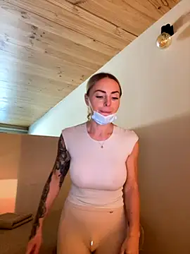 Snapshot of EmaSalis chatting on October 17, 10:51 am EmaSalis online show from October 17, 10:51 am