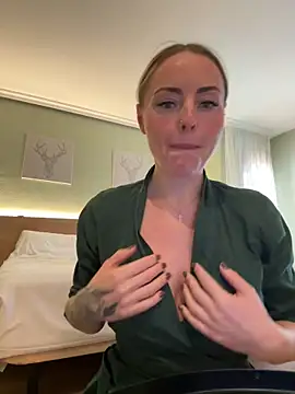 Snapshot of EmaSalis chatting on October 27, 9:02 am EmaSalis online show from October 27, 9:02 am