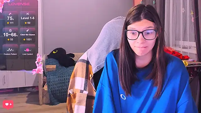 Snapshot of MollyLollipop chatting on February 2, 1:37 am MollyLollipop online show from February 2, 1:37 am