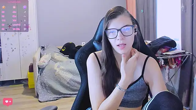 Snapshot of MollyLollipop chatting on February 11, 3:11 am MollyLollipop online show from February 11, 3:11 am