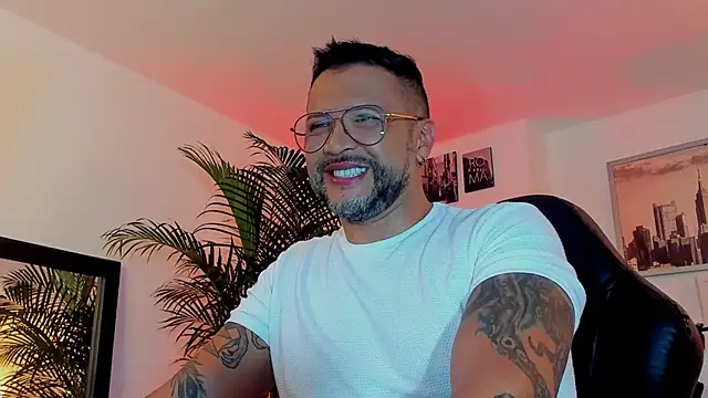 Snapshot of MrFrank_tattoo chatting on December 2, 12:52 am MrFrank tattoo online show from December 2, 12:52 am