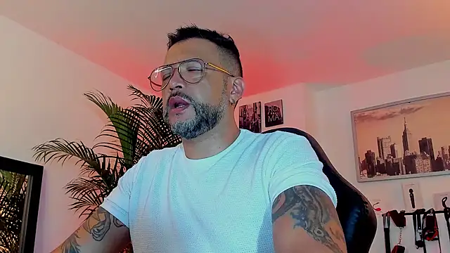 Snapshot of MrFrank_tattoo chatting on December 2, 3:58 am MrFrank tattoo online show from December 2, 3:58 am