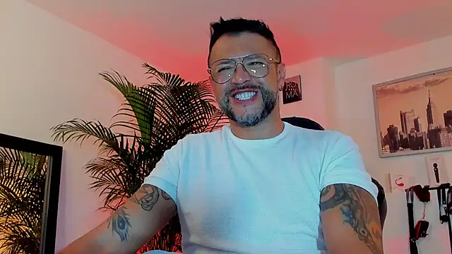 Snapshot of MrFrank_tattoo chatting on December 2, 7:03 am MrFrank tattoo online show from December 2, 7:03 am