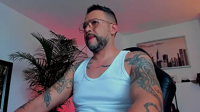 Snapshot of MrFrank_tattoo chatting on December 2, 6:54 pm MrFrank tattoo online show from December 2, 6:54 pm