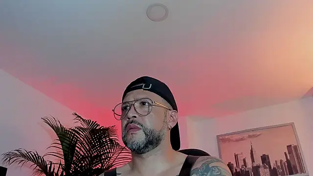 Snapshot of MrFrank_tattoo chatting on December 4, 1:36 am MrFrank tattoo online show from December 4, 1:36 am