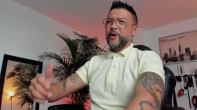 Snapshot of MrFrank_tattoo chatting on December 9, 6:35 pm MrFrank tattoo online show from December 9, 6:35 pm