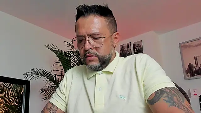 Snapshot of MrFrank_tattoo chatting on December 9, 9:37 pm MrFrank tattoo online show from December 9, 9:37 pm