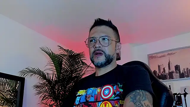 Snapshot of MrFrank_tattoo chatting on December 12, 3:43 am MrFrank tattoo online show from December 12, 3:43 am