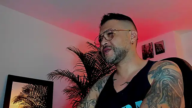 Snapshot of MrFrank_tattoo chatting on December 17, 2:44 am MrFrank tattoo online show from December 17, 2:44 am