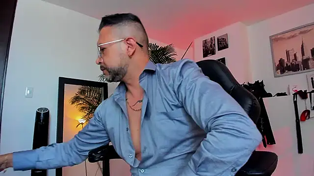 Snapshot of MrFrank_tattoo chatting on December 18, 3:22 pm MrFrank tattoo online show from December 18, 3:22 pm