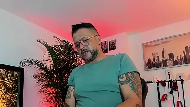 Snapshot of MrFrank_tattoo chatting on December 21, 1:26 am MrFrank tattoo online show from December 21, 1:26 am