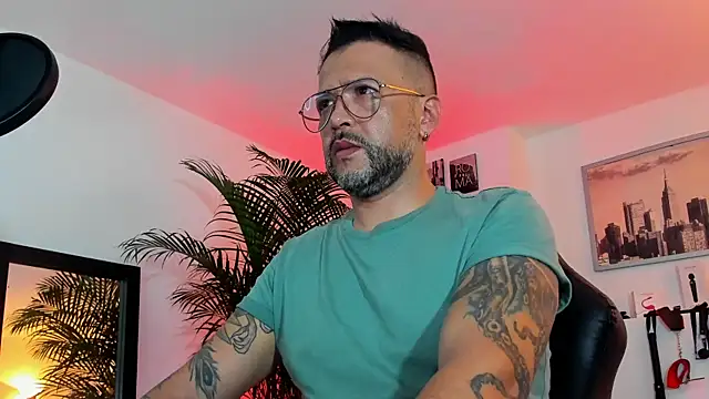 Snapshot of MrFrank_tattoo chatting on December 21, 4:30 am MrFrank tattoo online show from December 21, 4:30 am