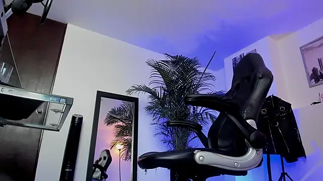 Snapshot of MrFrank_tattoo chatting on December 28, 3:04 pm MrFrank tattoo online show from December 28, 3:04 pm