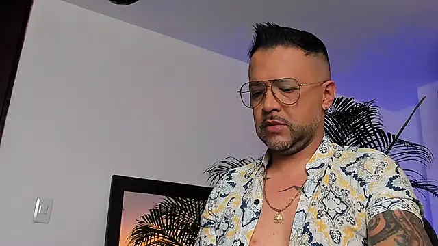 Snapshot of MrFrank_tattoo chatting on January 15, 3:39 pm MrFrank tattoo online show from January 15, 3:39 pm