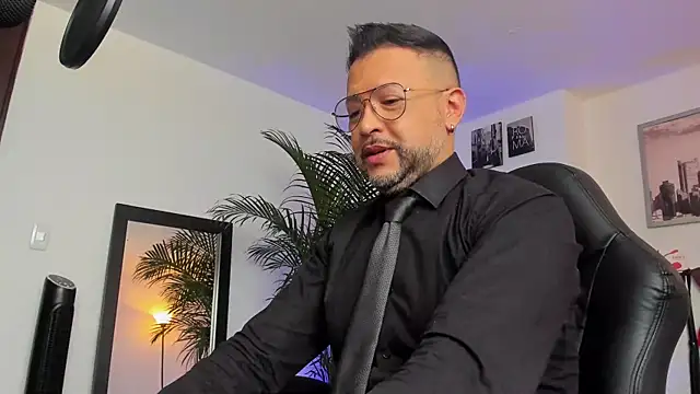 Snapshot of MrFrank_tattoo chatting on January 20, 12:28 pm MrFrank tattoo online show from January 20, 12:28 pm