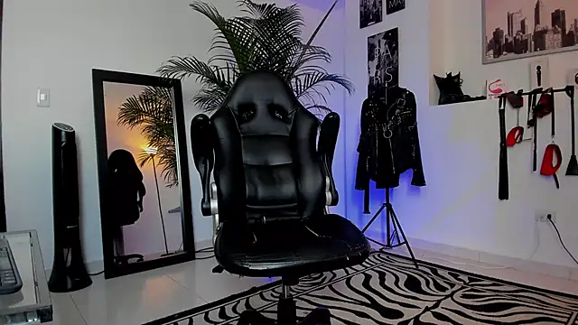 Snapshot of MrFrank_tattoo chatting on January 20, 3:39 pm MrFrank tattoo online show from January 20, 3:39 pm