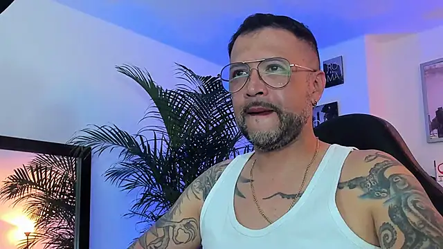 Snapshot of MrFrank_tattoo chatting on January 21, 12:25 am MrFrank tattoo online show from January 21, 12:25 am