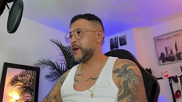 Snapshot of MrFrank_tattoo chatting on January 21, 3:26 am MrFrank tattoo online show from January 21, 3:26 am