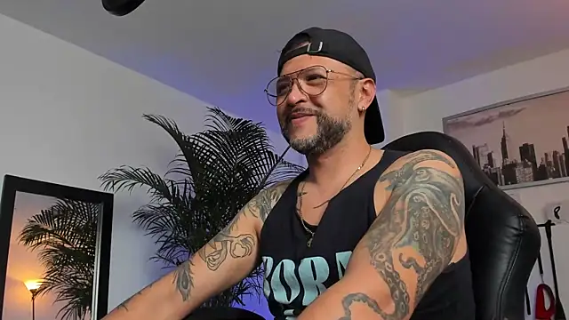 Snapshot of MrFrank_tattoo chatting on January 29, 4:08 pm MrFrank tattoo online show from January 29, 4:08 pm