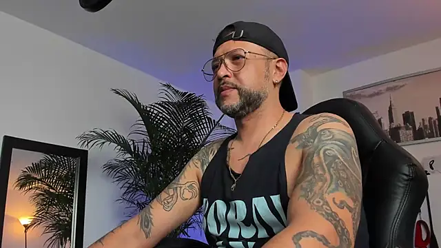 Snapshot of MrFrank_tattoo chatting on January 29, 7:11 pm MrFrank tattoo online show from January 29, 7:11 pm