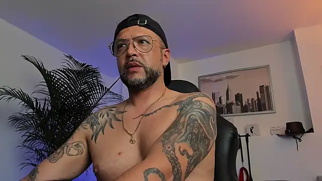 Snapshot of MrFrank_tattoo chatting on January 29, 10:11 pm MrFrank tattoo online show from January 29, 10:11 pm