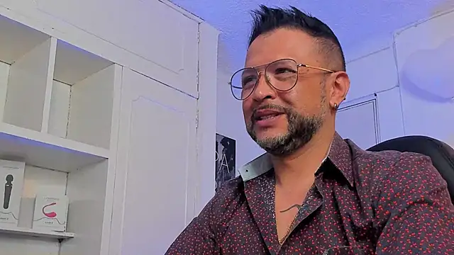 Snapshot of MrFrank_tattoo chatting on February 14, 4:41 pm MrFrank tattoo online show from February 14, 4:41 pm