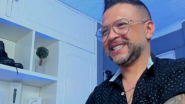 Snapshot of MrFrank_tattoo chatting on March 5, 6:56 pm MrFrank tattoo online show from March 5, 6:56 pm