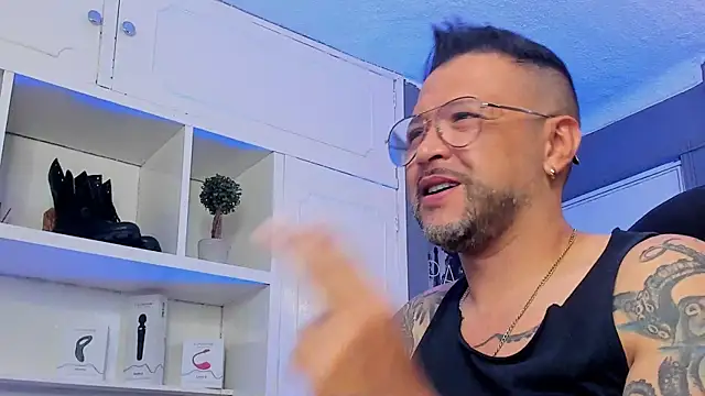 Snapshot of MrFrank_tattoo chatting on March 15, 7:16 pm MrFrank tattoo online show from March 15, 7:16 pm