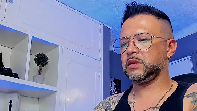 Snapshot of MrFrank_tattoo chatting on March 15, 10:22 pm MrFrank tattoo online show from March 15, 10:22 pm