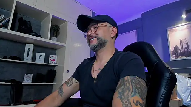 Snapshot of MrFrank_tattoo chatting on September 11, 1:06 am MrFrank tattoo online show from September 11, 1:06 am