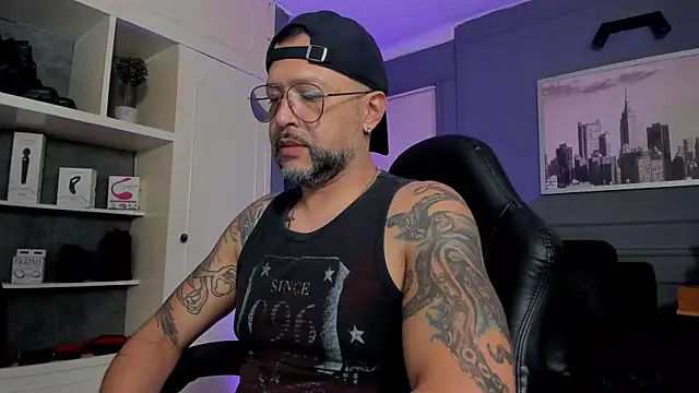 Snapshot of MrFrank_tattoo chatting on September 26, 11:42 pm MrFrank tattoo online show from September 26, 11:42 pm