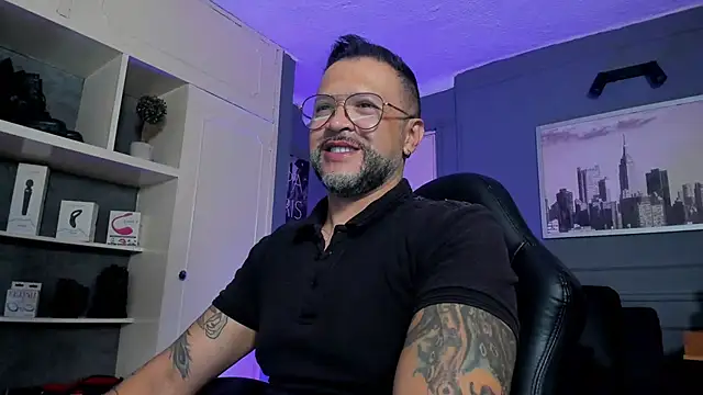 Snapshot of MrFrank_tattoo chatting on October 2, 10:17 pm MrFrank tattoo online show from October 2, 10:17 pm