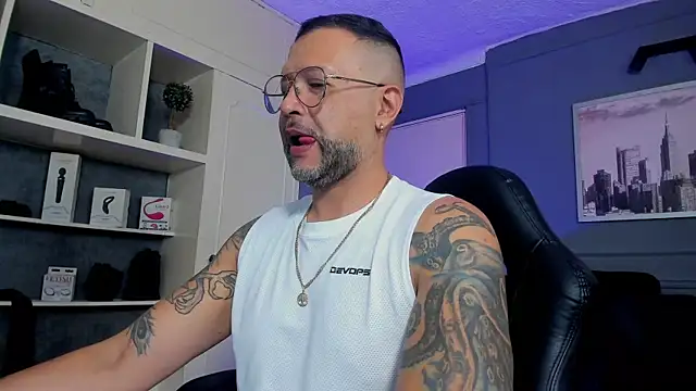 Snapshot of MrFrank_tattoo chatting on October 4, 5:22 pm MrFrank tattoo online show from October 4, 5:22 pm