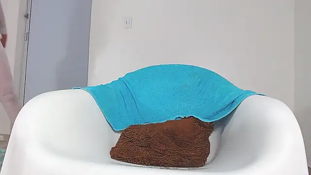 Upskirt Squirt96 online show from October 14, 1:56 pm