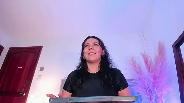Snapshot of Amber__Davis chatting on February 3, 9:18 pm Amber Davis online show from February 3, 9:18 pm