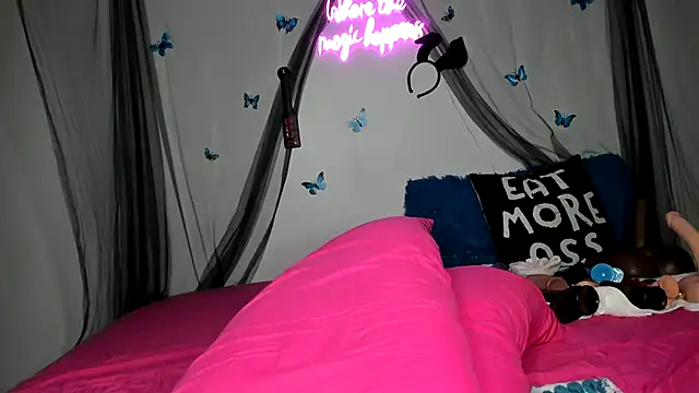 Snapshot of ThickAssRena chatting on December 31, 12:00 am ThickAssRena online show from December 31, 12:00 am