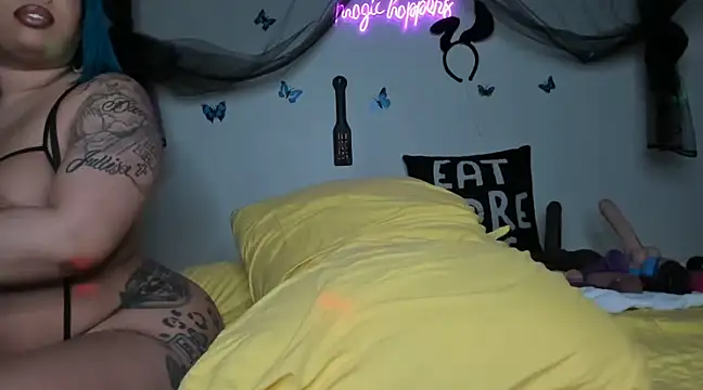 Snapshot of ThickAssRena chatting on January 30, 8:11 am ThickAssRena online show from January 30, 8:11 am
