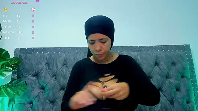 Snapshot of Dounia_nagi chatting on February 7, 1:01 pm Dounia nagi online show from February 7, 1:01 pm