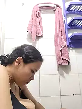 Snapshot of Dounia_nagi chatting on February 19, 9:25 pm Dounia nagi online show from February 19, 9:25 pm