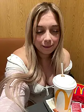 Snapshot of CherryAuroraa chatting on December 13, 9:42 pm CherryAuroraa online show from December 13, 9:42 pm