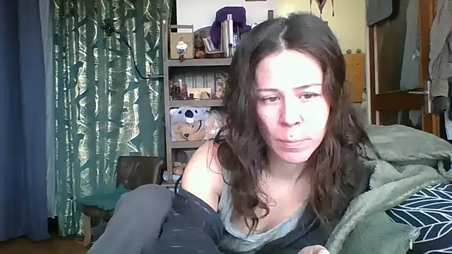Snapshot of SuzieWanKenobi chatting on December 11, 12:12 pm SuzieWanKenobi online show from December 11, 12:12 pm