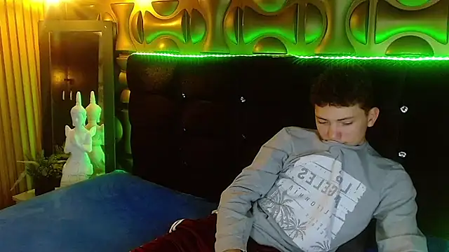 Snapshot of cruz_dante chatting on March 18, 7:17 pm cruz dante online show from March 18, 7:17 pm