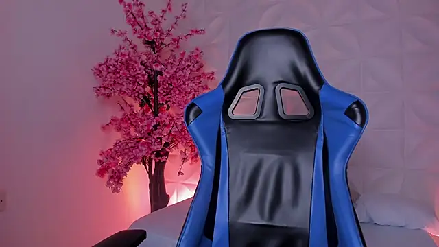 Snapshot of cora_22 chatting on February 13, 1:18 pm cora 22 online show from February 13, 1:18 pm