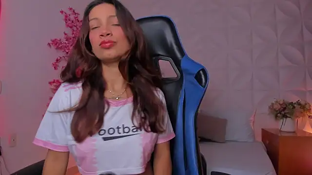 Snapshot of cora_22 chatting on February 17, 12:45 pm cora 22 online show from February 17, 12:45 pm