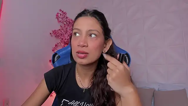 Snapshot of cora_22 chatting on February 18, 12:45 pm cora 22 online show from February 18, 12:45 pm