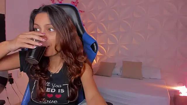 Snapshot of cora_22 chatting on February 25, 12:48 pm cora 22 online show from February 25, 12:48 pm