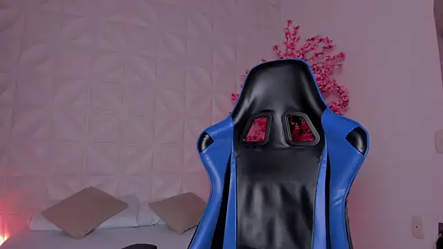 Snapshot of cora_22 chatting on March 20, 1:05 pm cora 22 online show from March 20, 1:05 pm