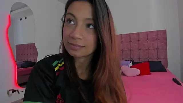 Snapshot of cora_22 chatting on April 30, 1:39 pm cora 22 online show from April 30, 1:39 pm